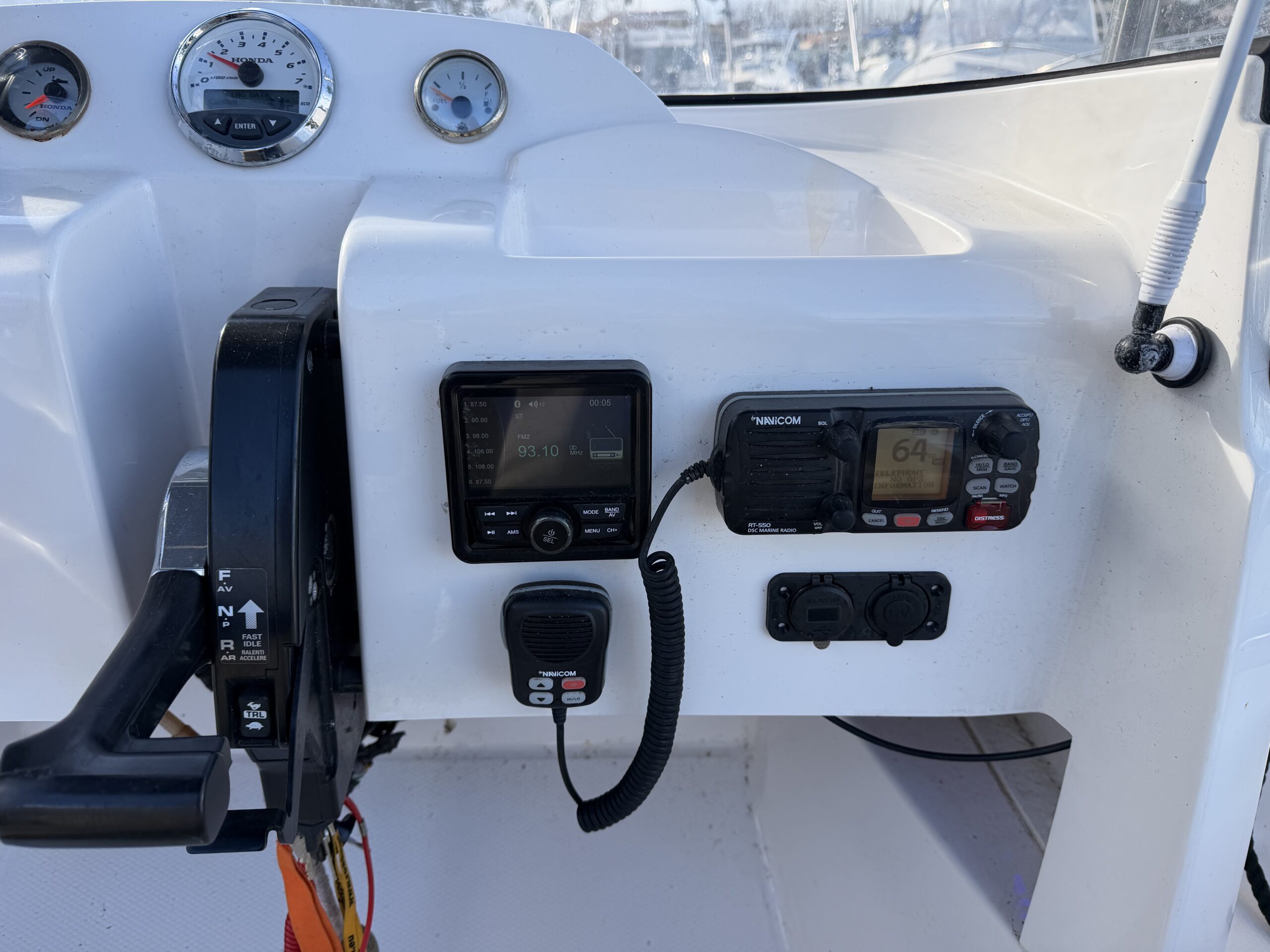 AM 560 TITANIUM – 115cv HONDA – Place De Port