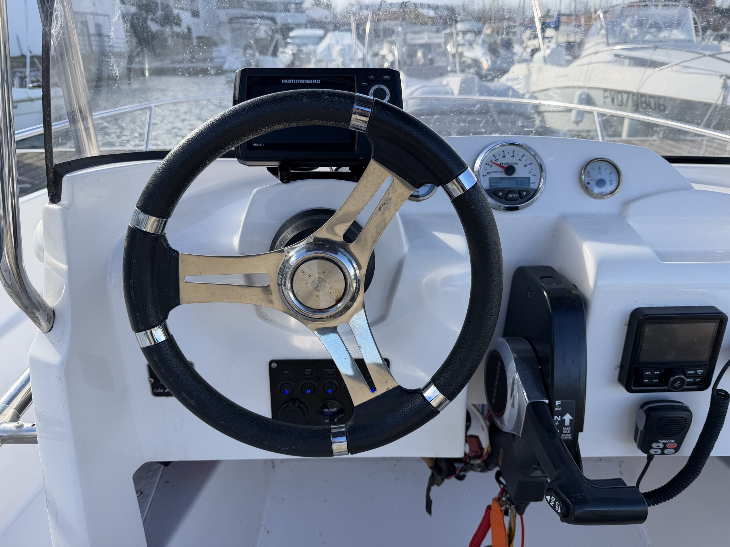 AM 560 TITANIUM – 115cv HONDA – Place De Port