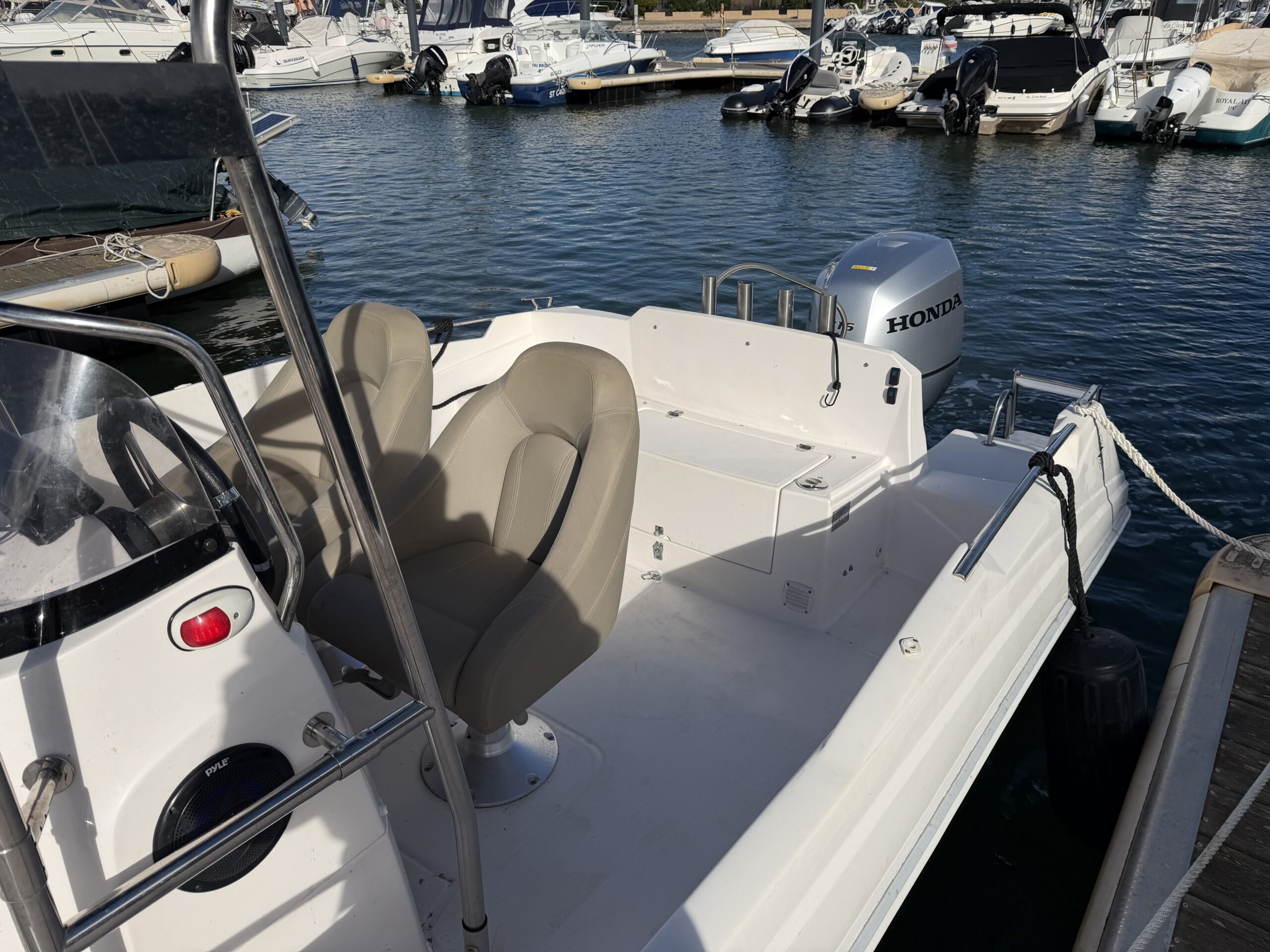 AM 560 TITANIUM – 115cv HONDA – Place De Port