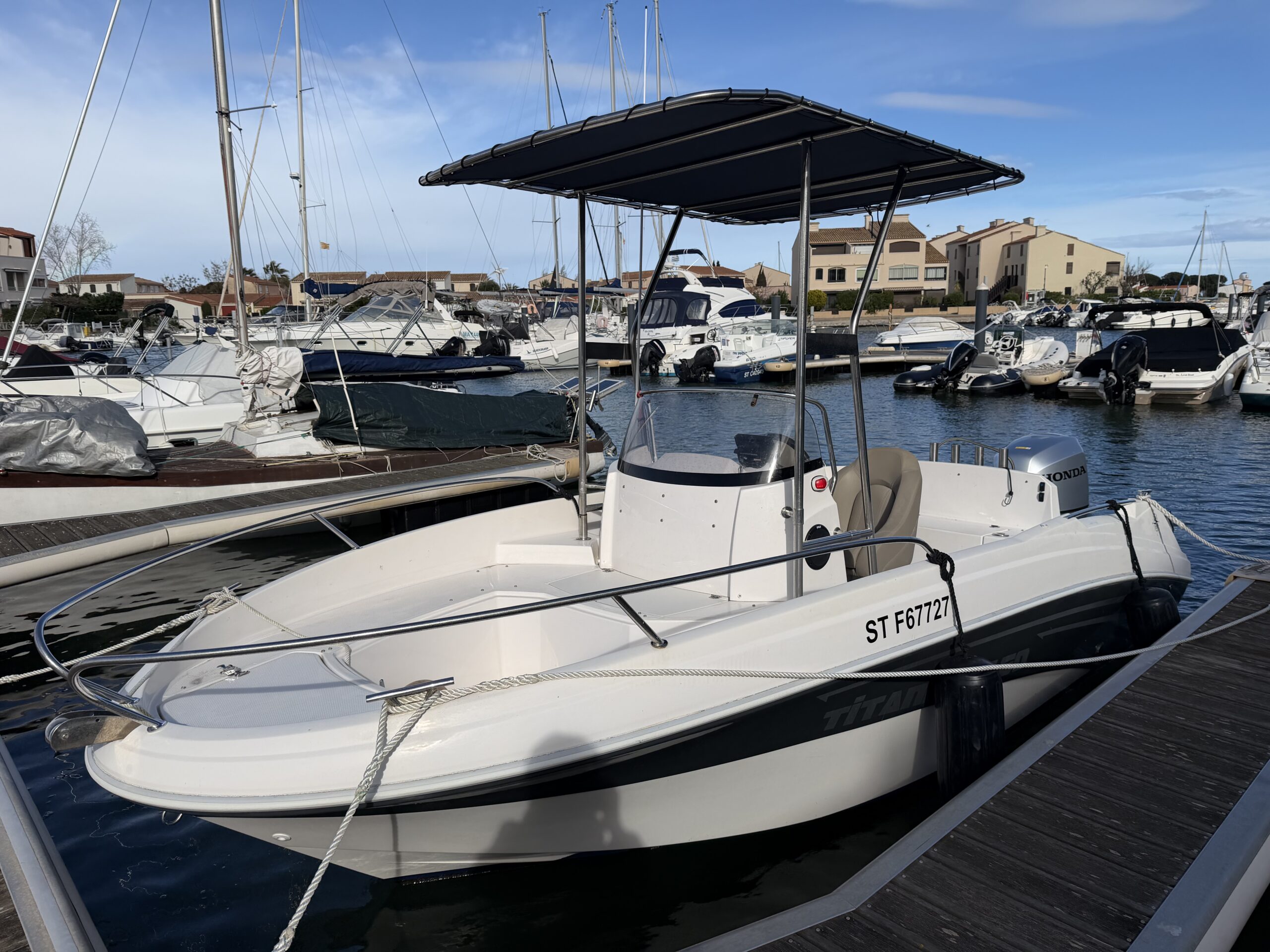 AM 560 TITANIUM – 115cv HONDA – Place De Port